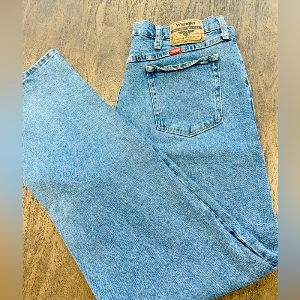 Wrangler Men's Light Blue Relaxed Jeans